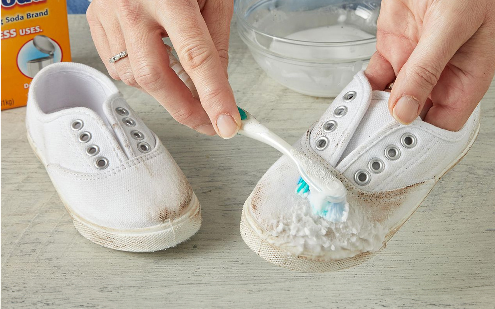 Dùng bàn chải mềm để vệ sinh giày