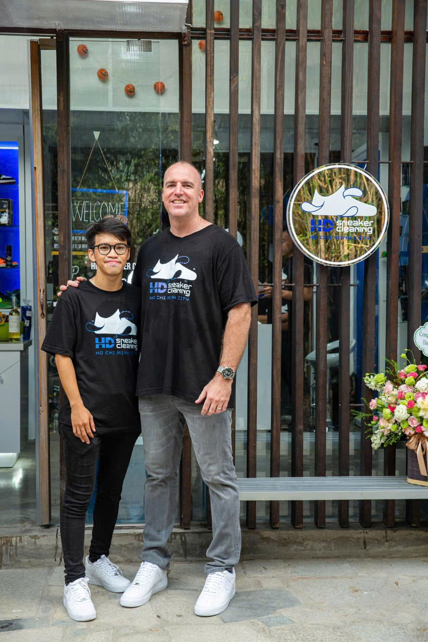 Lê Huy & Derek Grundy — Đồng sáng lập HD Services