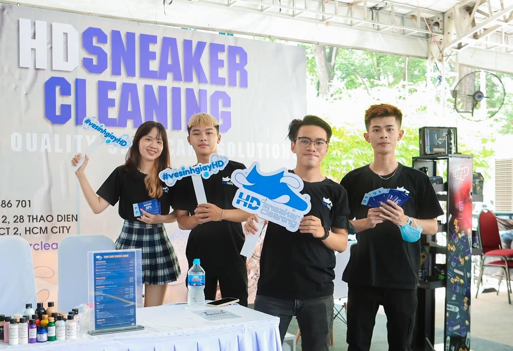 Đội ngũ HD Sneaker Cleaning tại booth sự kiện cộng đồng