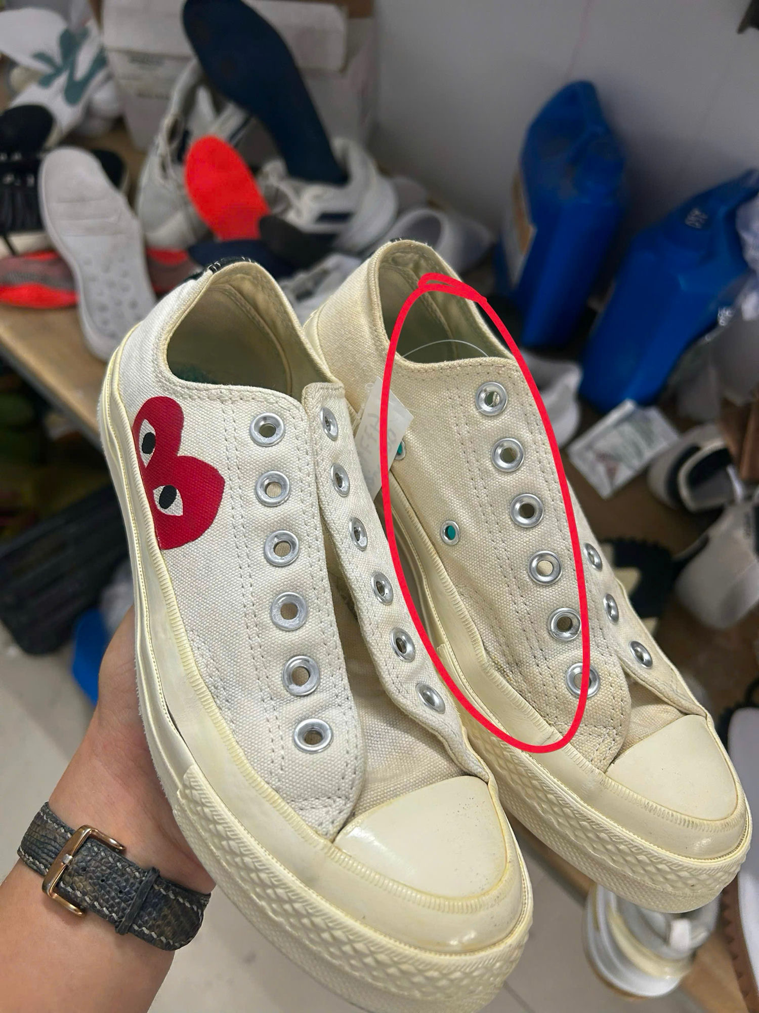 Cách vệ sinh giày trắng - giày Converse trắng ngả vàng cần xử lý ố tại HD Sneaker Cleaning