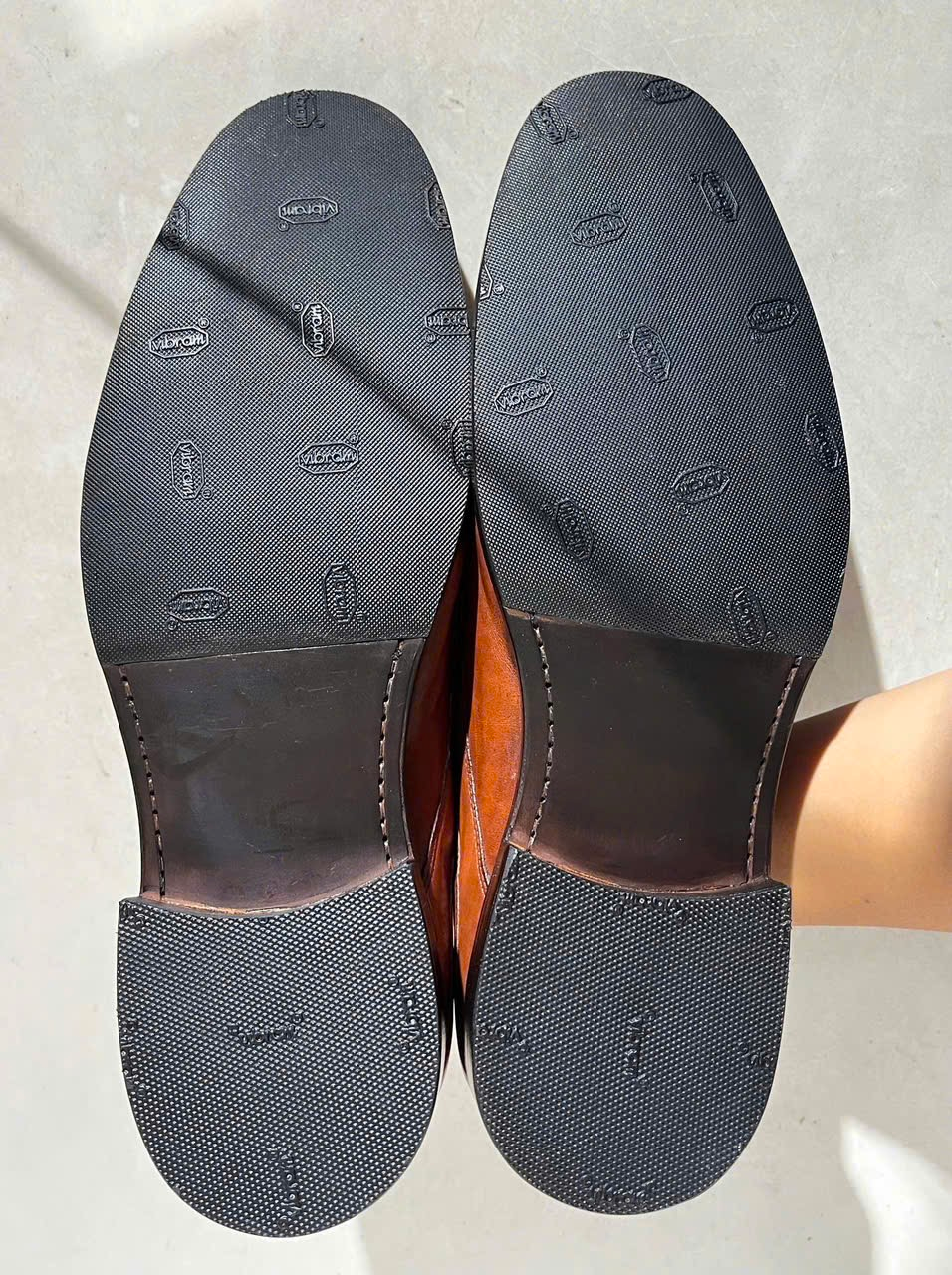 Thay đế giày tây kèm Vibram tại HD Sneaker Cleaning